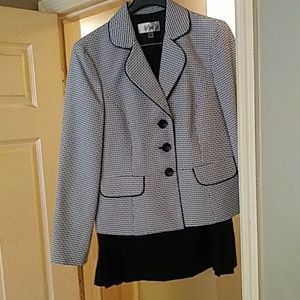 Lesuit skirt suit